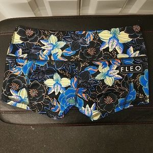 Fleo Black Petal Low Rise Contour